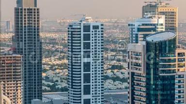 迪拜码头和捷豹<strong>路虎</strong>摩天大楼在日落时分的空中天际线。